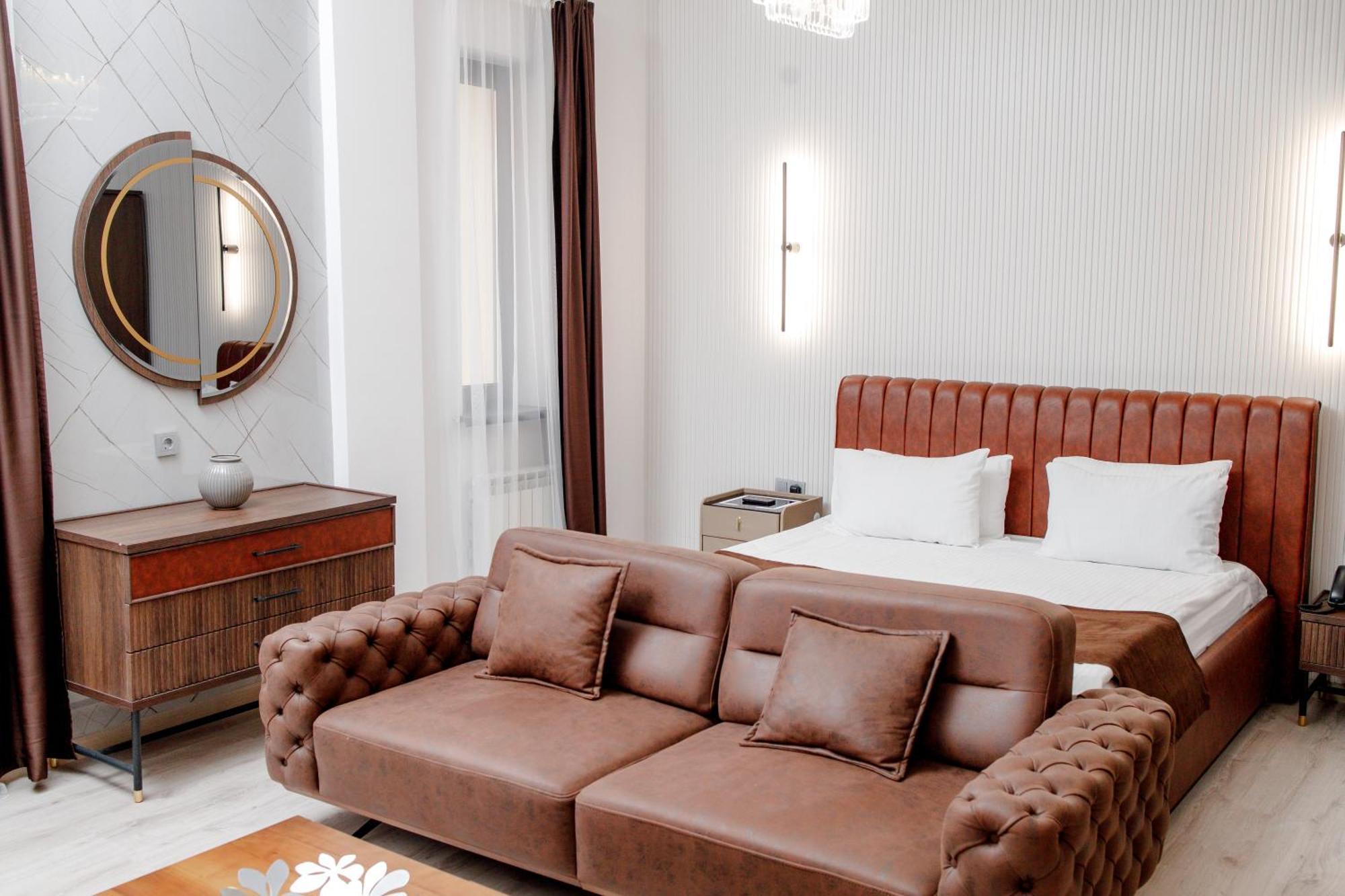 Infinity Plaza Hotel Atirau Kültér fotó
