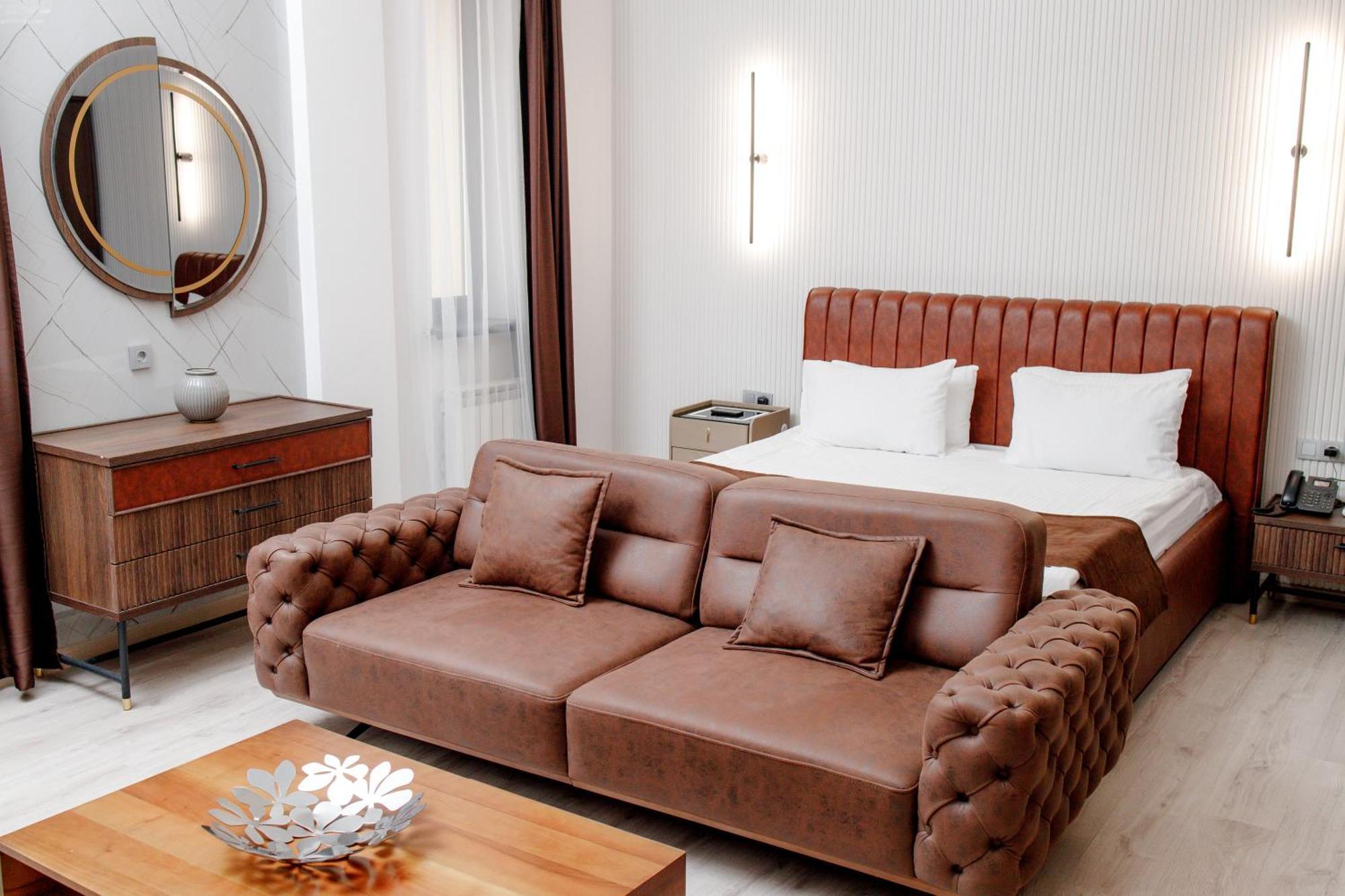 Infinity Plaza Hotel Atirau Kültér fotó